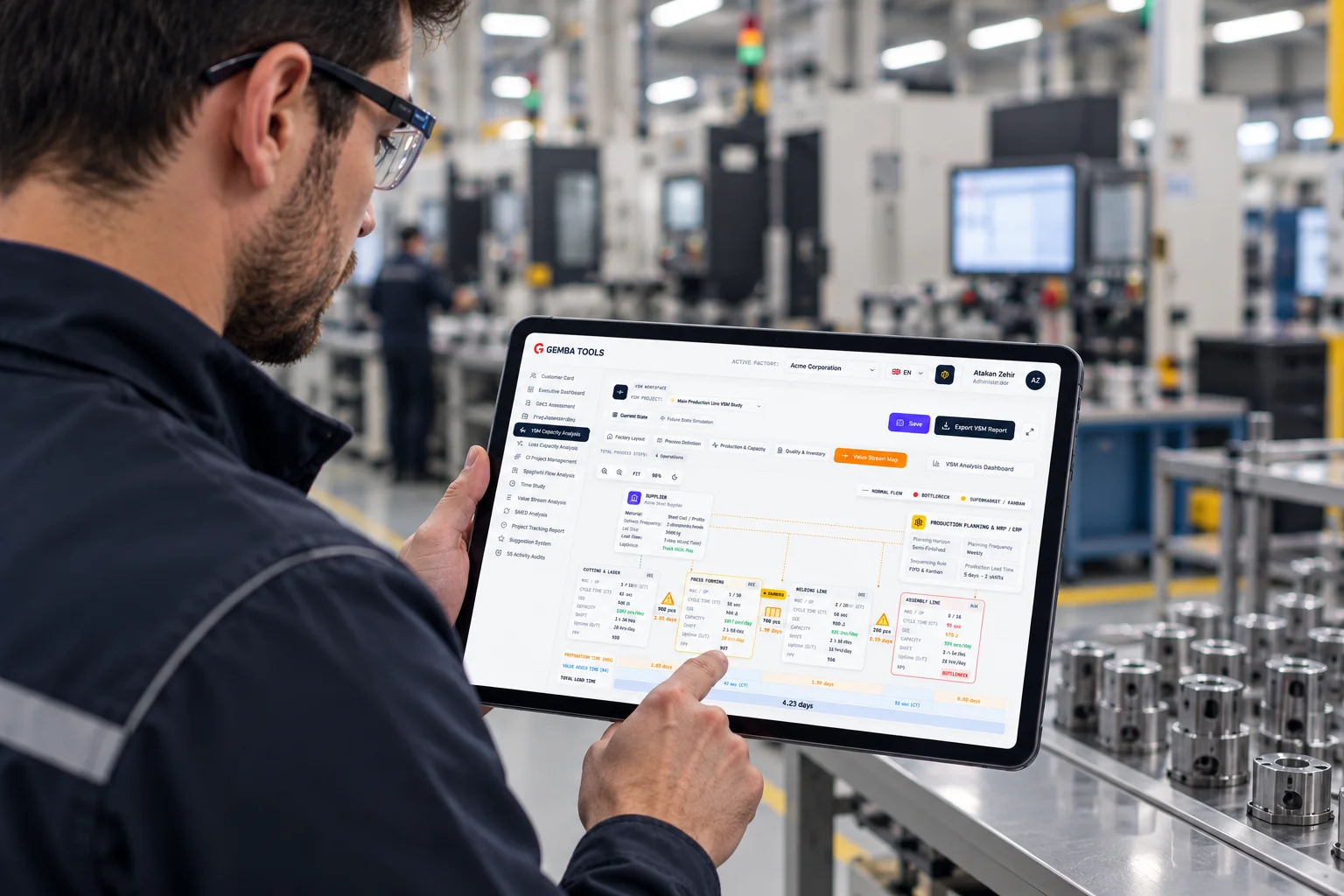 Ingenieur nutzt Gemba Tools auf einem Tablet in der Produktion (Symbolbild)